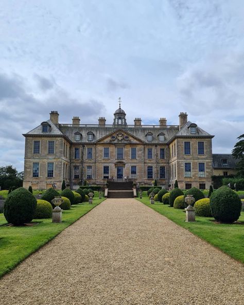 British Mansion, Manor Aesthetic, Vintage Mansion, English Mansion, Mansion Aesthetic, Old Money House, Belton House, Mansion Exterior, English Manor Houses