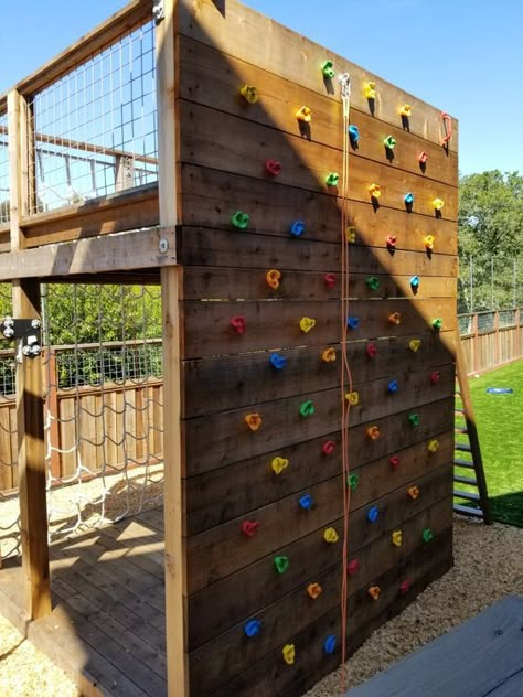 a backyard climbing wall including netting wall with a platform on top is a great idea to realize for your kids Diy Outdoor Rock Climbing Wall, Kids Climbing Wall Outdoor, Backyard Climbing Structure Kids, Backyard Rock Climbing Wall, Diy Climbing Wall For Kids, Backyard Climbing Wall, Backyard Ninja Course, Outdoor Climbing Wall, Climbing Wall Diy