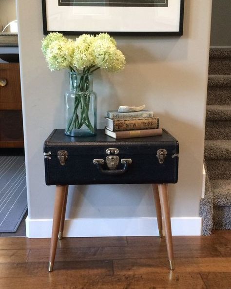 Old Suitcase Table, Vintage Suitcase Table Entryway, Suitcase Tables Ideas, Old Suitcases Repurposed Diy Ideas, Old Luggage Repurpose Ideas, Vintage Luggage Repurposed, Vintage Furtinure, Old Suitcase Decor, Old Suitcase Ideas Repurposed