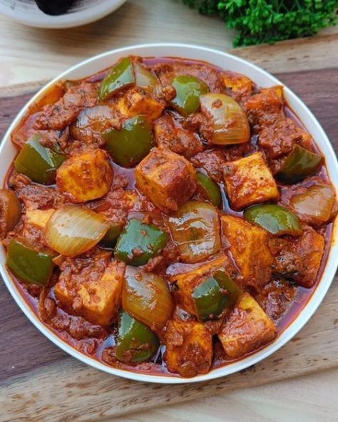 Foodies Food Court on Instagram: "Kadai Paneer Recipe😍😍 Save it to try later❤️ Homemade Masala :- • Coriander seeds - 1tbsp • Cumin Seeds - 1tsp • Black Peppercorns - 1/2tsp • Cloves - 2 pods • Cardamom - 2 pods • Cinnamon stick - 1 • Dry red chili - 4 📌Roast it till aromatic & blend it to a powder. For Gravy :- • Oil - 2tbsp • Cumin Seeds - 1tsp • Chopped Onion - 2 • Ginger Garlic Paste - 1tbsp • Tomato puree - 1 Cup • Turmeric Powder - 1/2tsp • Salt as per taste • Red Chilli Powder - 1 tsp Kadai Paneer Recipe, Kadai Paneer, Paneer Dishes, Paneer Recipe, Spicy Snacks Recipes, Healthy Indian Recipes, Breakfast Recipes Indian, Vegetarian Fast Food, Tastemade Recipes