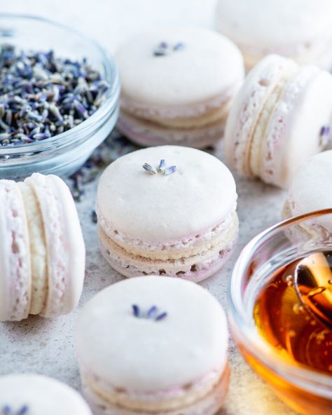 Lavender Macaron, Dusty Purple Wedding, Lavender Macarons, Macaron Template, Macaron Flavors, Les Macarons, Silicone Baking Sheet, Lavender Cottage, Macaroon Recipes