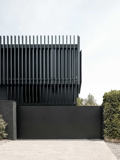 Vertical Fins Surround The Exterior Of This House Giving It A Distinct Appearance - Av. de la República Argentina, 218, 08023 Barcelona, Spain Vertical Fins Facade Architecture, Modern Grey Exterior, Exposed Brick Facade, Modern Villa Architecture, Ceramic Speaker, Modern Black House, Volcano Hawaii, Facade Skin, Washington Houses