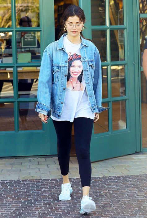 Selena Gomez's style just keeps getting better. See her best outfits ever, here. Park Date Outfit, Amusement Park Outfit Summer, Park Outfit Ideas, Amusement Park Outfit, Park Outfit, Hershey Park, Theme Park Outfits, Family Matching Pajamas, Celeb Outfits