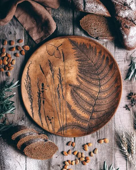 Farmhouse Dinnerware Sets, Farmhouse Dinnerware, Tre Kunst, Wood Burn Designs, Deco Champetre, Wood Burning Ideas, Wood Burning Crafts, Keramik Design, Wood Burning Patterns