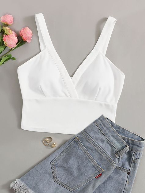 Como Fazer Short, Bralet Tops, Fashion Tops Blouse, Trendy Fashion Tops, Crop Top Outfits, Girls Fashion Clothes, Pop Fashion, Cropped Top, Fashion Tops