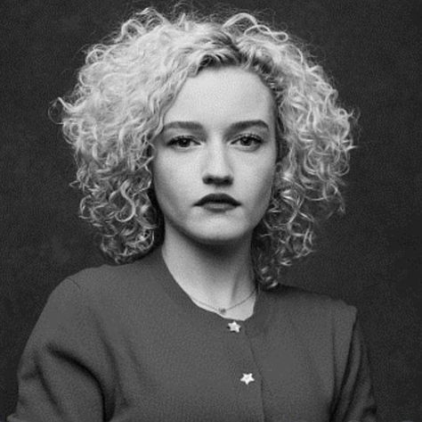 Ozark Netflix, Ruth Langmore, Agent Dale Cooper, Garner Style, Audrey Horne, Style Curly Hair, Dale Cooper, Julia Garner, Grey Curly Hair