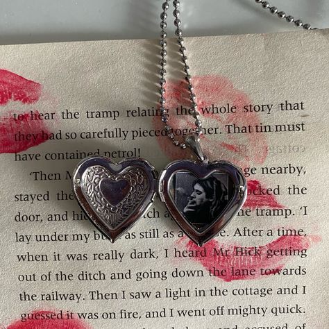 Heart Lockets Aesthetic, Old Heart Aesthetic, Heart Shapes Aesthetic, Heart Shaped Locket Aesthetic, Heart Shaped Box Aesthetic, Things To Put In A Locket, Heart Shaped Things Aesthetic, Kurt Cobain Coquette, Heart Girl Aesthetic