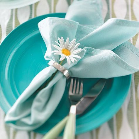 Add a special touch to your dinner table with these napkin folding ideas. You don't need anything fancy to get started—just a few napkins and these easy step-by-step instructions. Napkin Ring Folding, Fold A Napkin, Diy Napkin Folding, Napkins Folding, Napkin Folding Tutorial, Christmas Napkin Folding, Fancy Napkin Folding, Easy Napkin Folding, Folding Napkins