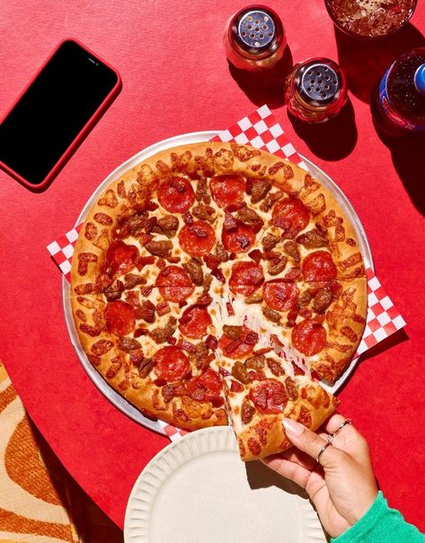 PIZZA HUT 2.0 - BRAND REFRESH | Vinnie Finn | Los Angeles Photographer Pizza Variety, Food And Beverage Photography, Pizza Photography, Pizza Project, Pizza Photo, Commercial Food Photography, Pizza Branding, Bbq Pizza, Beverage Photography