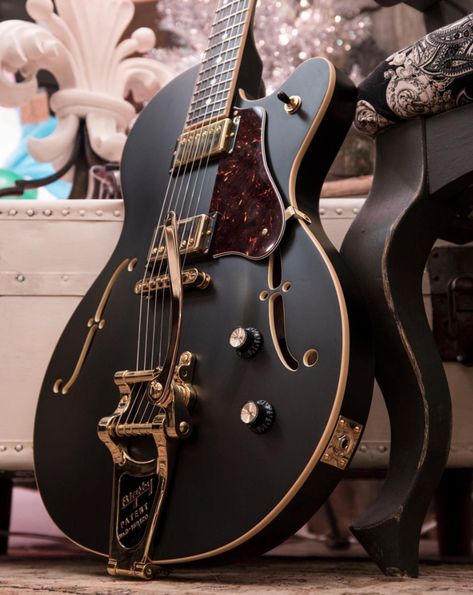 Vintage Guitars Acoustic, Semi Acoustic Guitar, Pretty Body, Pretty Guitars, Fender Japan, Instruments Art, Electric Guitar Design, Steve Vai, Guitar Obsession