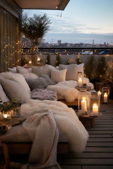 Balcony Cozy Corner, Outdoor Seating Balcony, Balcony Seating Area, Moody Balcony, Outdoor Candles Ideas Patio, Apartment Balcony Aesthetic, Cozy Garden Ideas, Altan Inspiration, Cozy Patio Ideas