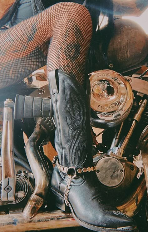 Truly Aesthetic, Biker Chick Outfit, Styling Aesthetic, Motorcycle Photography, Biker Aesthetic, Looks Country, Biker Chic, Biker Chick, Motorcycle Girl