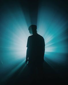 | photographer inspiration | photographer idea | film photography ideas | #Photography #Photographers Silhouette Lighting Photography, Silhouette Photography Settings, Cinematic Self Portraits, Home Photoshoot Ideas Men, Creative Lighting Photography, Backlight Portrait, Backlit Portrait, Backlit Photography, Backlight Photography