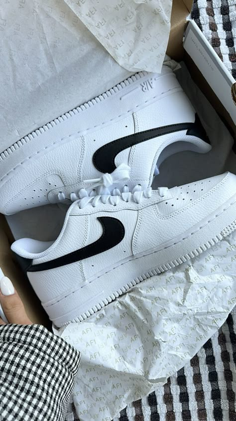 nike af1 black tick // @sammyjanez Nike Air Force 1 Black And White, Nike Air Force Aesthetic, Evelyn Core, Nike Air Force Black, Nike Air Force White, Black Tick, White Air Force Ones, Old Nikes, Outfit Building