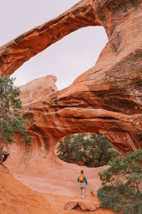 Arches national park, utah road trip, national park aesthetic, hiking photo poses, hiking photo ideas, nature aesthetic, nature photography, nature pictures, outdoorsy style, outdoorsy aesthetic Arches National Park Picture Ideas, Arches National Park Photo Ideas, Arches National Park Aesthetic, Zion National Park Aesthetic, Arches National Park Photography, Hiking Photo Ideas, Photo Ideas Nature, National Park Aesthetic, Utah Aesthetic