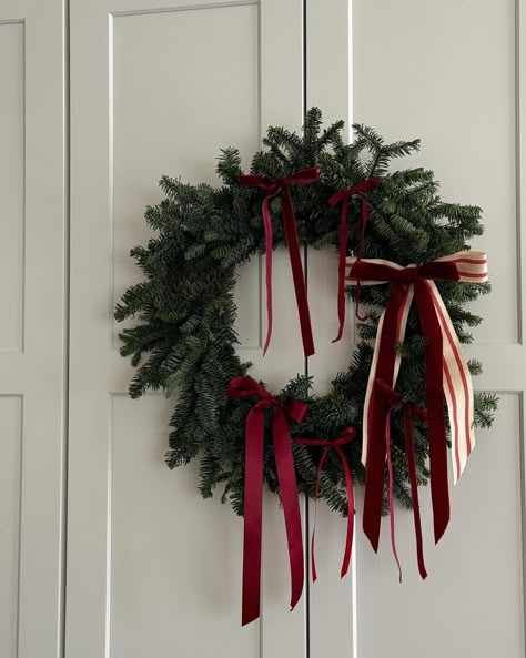 a very cozy November Cozy November, Cozy Winter Aesthetic, Christmas Flower Decorations, Christmas Dreaming, Home Decor Cozy, Christmas Feeling, Warm Christmas, Christmas Inspo, Green Bows