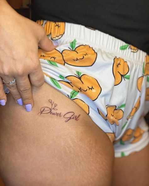 "Power Girl" lettering tattoo on the thigh Name Tattoo On Thigh, Name On Thigh, Thigh Quote Tattoo Women, Thigh Lettering Tattoo, Tattoo On The Thigh, Thigh Tattoo Quotes, Girl Thigh Tattoos, Feminism Quotes, Lettering Tattoo