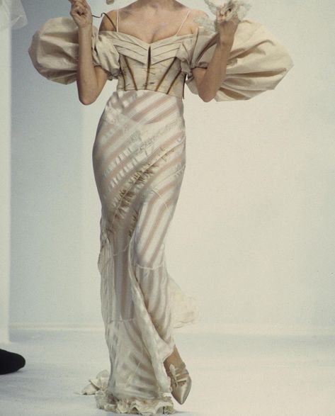 #Galliano 1993 rtw Vintage Runway Fashion, Outfits 60s, Runway Fashion Couture, Vintage Runway, Runway Outfits, 80s And 90s Fashion, Fairy Girl, John Galliano, Fashion Stylist