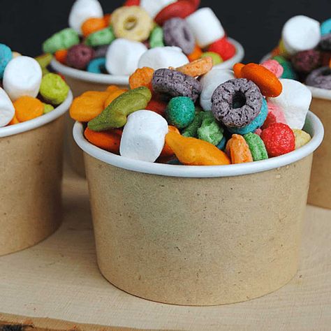 Make a fun, rainbow colored snack mix with assorted rainbow colored tasty treats! This easy colorful Rainbow Snack Mix is perfect for St. Patrick's Day! Noah's Ark Snack, Trail Mix Kids, Vbs Snack Ideas, Pistachio Fluff, Vbs Snacks, Fruit Granola, Rainbow Snacks, Rainbow Layer Cakes, Fish Crackers