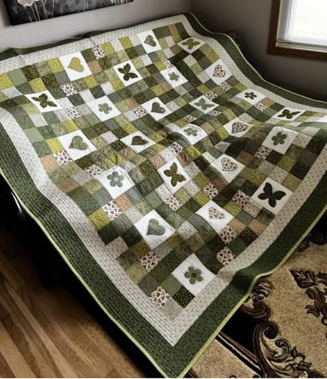 Forest Green Quilts Ideas, Green Quilts Ideas, Green And White Quilts, Green Patchwork Quilt, Patchwork Blankets, Quilted Blankets, Green Quilts, Square Quilts, Creation Station