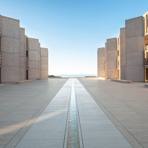 Louis Kahn - Instituto Salk de Estudios Biológicos, San Diego, California (1965) Louis Barragan, Luis Kahn, Louis Khan, Salk Institute, Historic Design, Circular Buildings, Louis Kahn, Mid Century Architecture, Brutalist Architecture