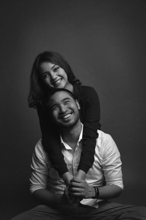 Ideas For Couple Photoshoot, Picture Pose For Couples, Photo Poses For Couples Studio, Self Photoshoot Poses Couple, Cool Poses For Couples, Photo Idea For Couples, Couple Self Shoot Poses, Photoshoot Idea Couple, Couples Photoshoot With Chair