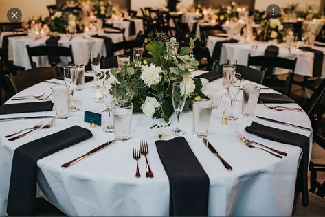 Reception Table Linens, Black Wedding Table Setting, White Wedding Table Setting, Black Wedding Table, Napkins Wedding Table, Bridal Shower Games Prizes, White Green Flowers, Reception Table Settings, Elegant Wedding Themes