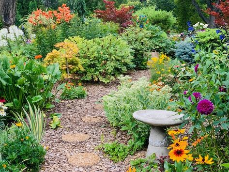 Wisconsin Flower Garden, Wisconsin Gardening, Wisconsin Garden, Wisconsin Landscaping Ideas, Backyard Grass Landscaping, Perennial Garden Design, Oregon Garden, Garden Tattoos, Japanese Tea Garden