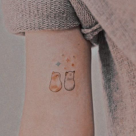 Vegan Tattoo Minimalist, Ginger Cat Tattoo, Calico Cat Tattoo, Orange Cat Tattoo, Simple Cat Tattoo, Best Friends Tattoo, Pair Tattoos, Tattoo Back Tattoo, Cat Tattoo Simple