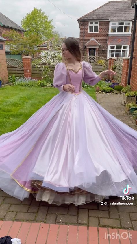 Rapunzel Gown Inspired, Kawaii Princess Dress, Barbie Rapunzel Cosplay, Barbie Princess Dresses, Rapunzel Dress Aesthetic, Rapunzel Dress Inspired, Barbie Rapunzel Dress, Tangled Wedding Dress, Barbie Gowns Princesses