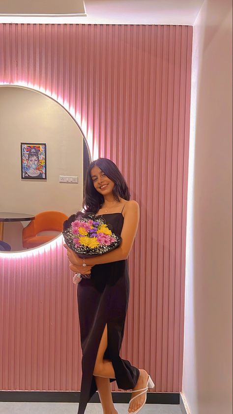 #birthday #20 #aesthetic #fits #flowers 21 Birthday Ideas Aesthetic, Birthday Poses Standing, Simple Birthday Poses, Simple Bday Photoshoot Ideas, 25th Birthday Dress Outfits, Birthday Poses With Flowers, Birthday 20 Aesthetic, Poses In Cafe, 21st Bday Outfit Ideas