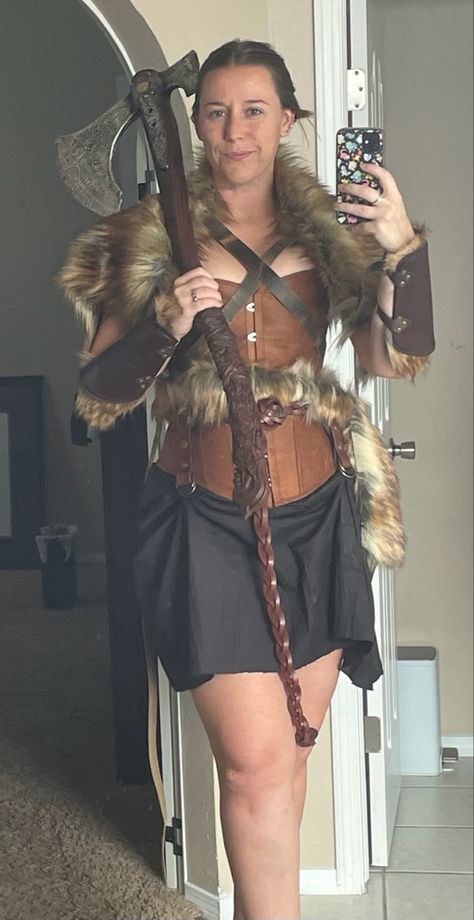 Viking Costume Couple Diy, Viking Warrior Woman Cosplay, Diy Barbarian Costume, Viking Costume Ideas Women, Viking Halloween Costume Women Diy, Viking Outfit Woman Diy, Diy Viking Costume Woman Easy, Viking Costume Female Diy Easy, Vikings Costume Female