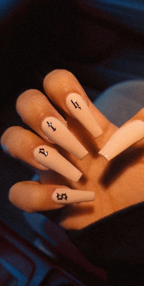 #nails #nailinspo Long Acrylic Nails Initial, Name Nail Art Design, Nails With Names On Them Ideas, Boyfriend Name On Nails Designs, Cursive Letter On Acrylic Nails, Names On Nails, Boyfriends Name On Nails, Name Nails Boyfriend, Boyfriend Name On Nails