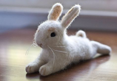 Gorgeous & Lifelike Needle Felted Bunnies by Teresa Brooks – LIVING FELT Blog! Felted Bunny, Needle Felting Ideas, Needle Felting Diy, Wool Animals, Felt Bunny, Needle Felting Tutorials, Felt Mouse, Wool Felting, Felt Baby