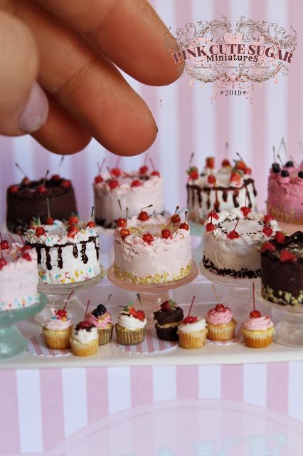 Valentina Gaia Manzo - PinkCute Sugar Miniatures Easy Clay Food Ideas, Miniature Desserts, Miniature Cakes, Miniature Food Tutorials, Miniature Dollhouse Food, Fondant Flower Tutorial, Miniture Food, Fake Food Props, Food Kawaii