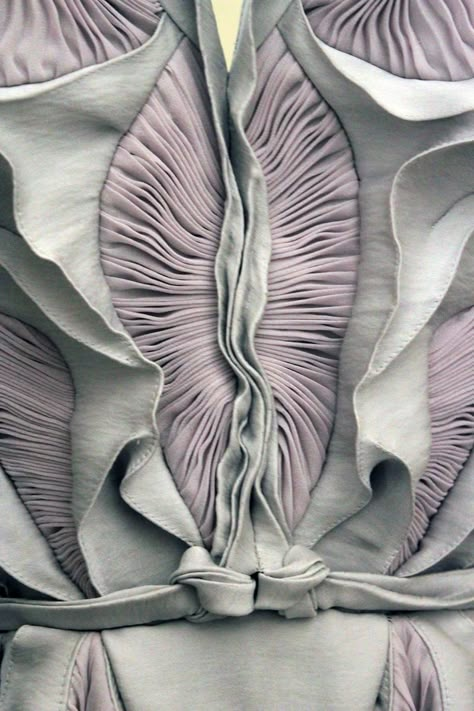 Yiging Yin, F/W, Haute Couture, 2012.  Looks like vulvas! Yiqing Yin, Fabric Manipulations, Organic Structure, Sculptural Fashion, Fashion Design Inspiration, Design Moda, Textiles Techniques, Textile Texture, Couture Mode