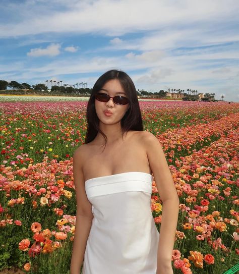 Strawberry Picking Pictures, Spring Picture Ideas, Ava Chen, Grad Photography, Summer Picture Poses, Farm Photo, Pic Pose, Photo Pose Style, Spring Photography