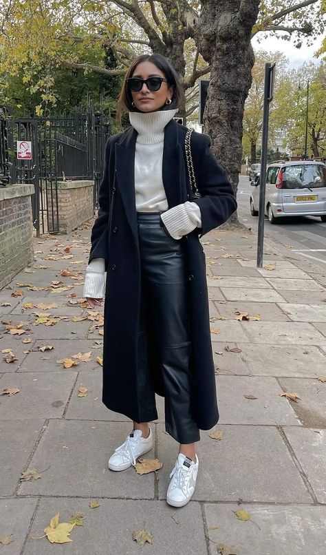 Leather Trousers Outfit, Vinter Mode Outfits, Cropped Pants Outfit, Wide Leg Trousers Outfit, Lederhosen Outfit, Culotte Style, Wide Leg Pants Outfit, Pants Outfit Fall, Winter Pants Outfit