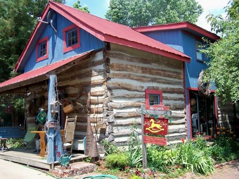 This old log cabin was moved to Augusta from Mason County in the 1970s, but it is now being used as an antique shop called Touch of Past. Cadiz Kentucky, Kentucky Attractions, Kentucky Vacation, Allegheny Mountains, River Town, Kentucky Travel, Pike County, Red River Gorge, My Old Kentucky Home