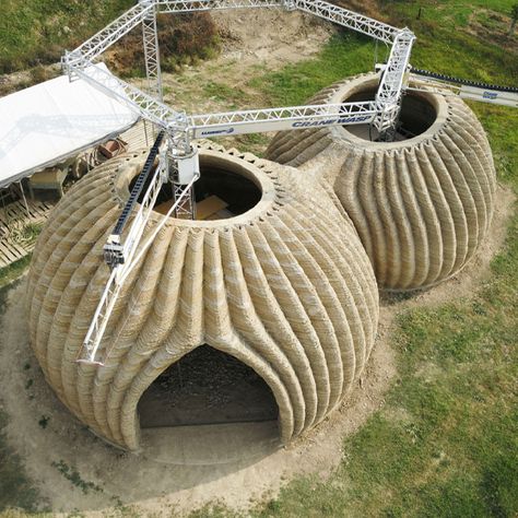 This 3D-Printed House Is Made From Recyclable Materials and Will Be Zero Waste House Plans Luxury, 3d Printed Building, 3d Printed House, Printed Concrete, 3d Printing Architecture, Earth Bag, Dome House, Recyclable Materials, Organic Architecture