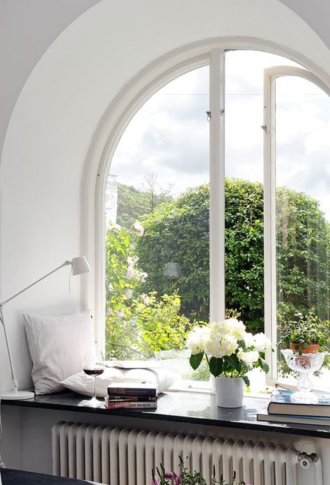 6 Ways To Decorate & Dress Your Window Sills Window Seat Nook, Cozy Window Seat, Window Nook, Window Ledge, Attic Renovation, Window Seats, Room With A View, Reading Nooks, Arched Windows