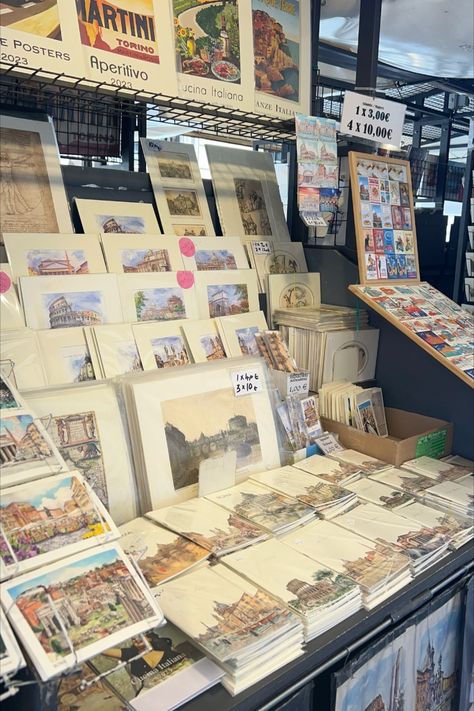 Italian postcards and arts are high class souvenirs Italy Souvenirs Aesthetic, Best Souvenirs From Italy, Milan Souvenirs, European Souvenirs, Europe Souvenirs, Rome Souvenirs, Souvenir Aesthetic, Europe Postcard, Things Reference