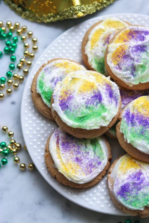 If you’re looking for fun new recipes to help you celebrate Mardi Gras, you need to make these King Cake Cookies! These Mardi Gras cookies are inspired by the flavors and colors of the traditional New Orleans king cake. In addition to the king cake cookie recipe, I’m sharing my tips for making it, which includes one of my new favorite kitchen gadgets: The @hamiltonbeach Professional Hand Mixer with Easy Clean Beaters! Click or visit FabEveryday.com for the Mardi Gras cookie ideas and recipe! Recipe For King Cake, Hand Mixer Recipes, Mardi Gras Cookies, Mardi Gras Desserts, New Orleans King Cake, Mardi Gras Cake, Mardi Gras Recipes, King Cake Recipe, King Cakes