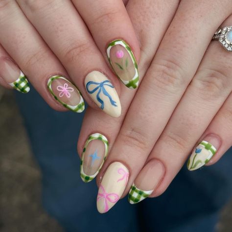 i said omg🥲🍀🍀🍀🍀🍀🍀 perfect for March #stpatricksday #greennails #greennails💚 #bownails | Instagram Green Nails For Spring, Bouquet Nails, Pastel Green Nails, Spring Time Nails, Hannah Jones, Time Nails, Girly Nails, Nail Appointment, Summery Nails