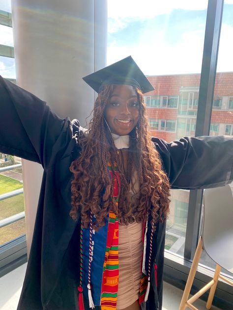 Graduation Hair Braids, Graduation Hairstyles For Black Women Natural Hair, Graduation Braids With Cap, Braids Graduation, Braids For Graduation Black, Braids Graduation Cap, Grad Cap With Braids, Box Braids Graduation, Graduation Hairstyles With Cap Black Women