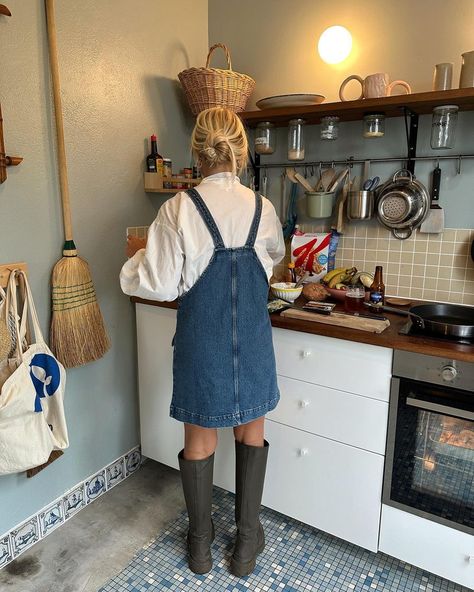 British Fashion Aesthetic, Scottish Summer Outfits, Vermont Aesthetic Outfit, Sezane Aesthetic, Jeans Overall Outfit, Jean Overalls Outfit, Salopette Outfit, Sezane Outfit, Rainboots Outfit