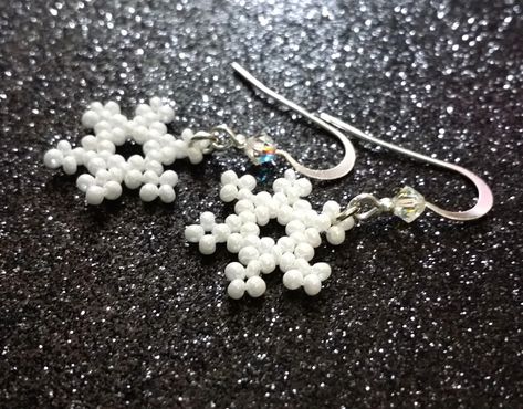 Beaded Snowflake Earrings, Seed Bead Jewelry Tutorials, Bead Jewelry Tutorials, Snowflake Diy, Seed Bead Patterns Free, Christmas Jewelry Diy, Beaded Snowflake, Seed Bead Bracelet Patterns, Seed Bead Tutorials