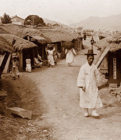 A Rustic Road Near, Seoul(1904) - Herbert George Ponting / 서울의 어느 골목(1904) - 하버트 조지 폰팅 Ancient Korea, Korean Photo, Han River, Korean History, 100 Years Ago, Asian History, Nature Hikes, Okinawa, Vintage Pictures