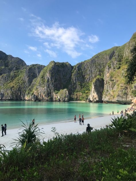 Maya Bay, Thailand 🇹🇭 Maya Bay Thailand, Maya Bay, Vientiane, Dream Travel Destinations, Pretty Places, Travel Inspo, Dream Destinations, Hanoi, Places Around The World