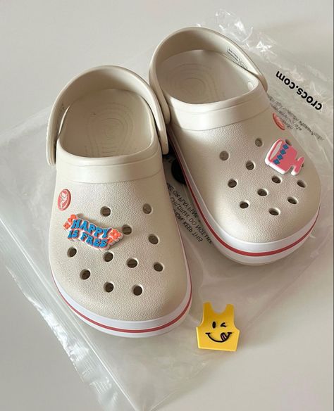 Crocs Aesthetic, Crocs Fashion, Crocs Crocband, Cameron Boyce, Beach Vibes, Girly Girl, Cute Shoes, Things To Buy, Wish List